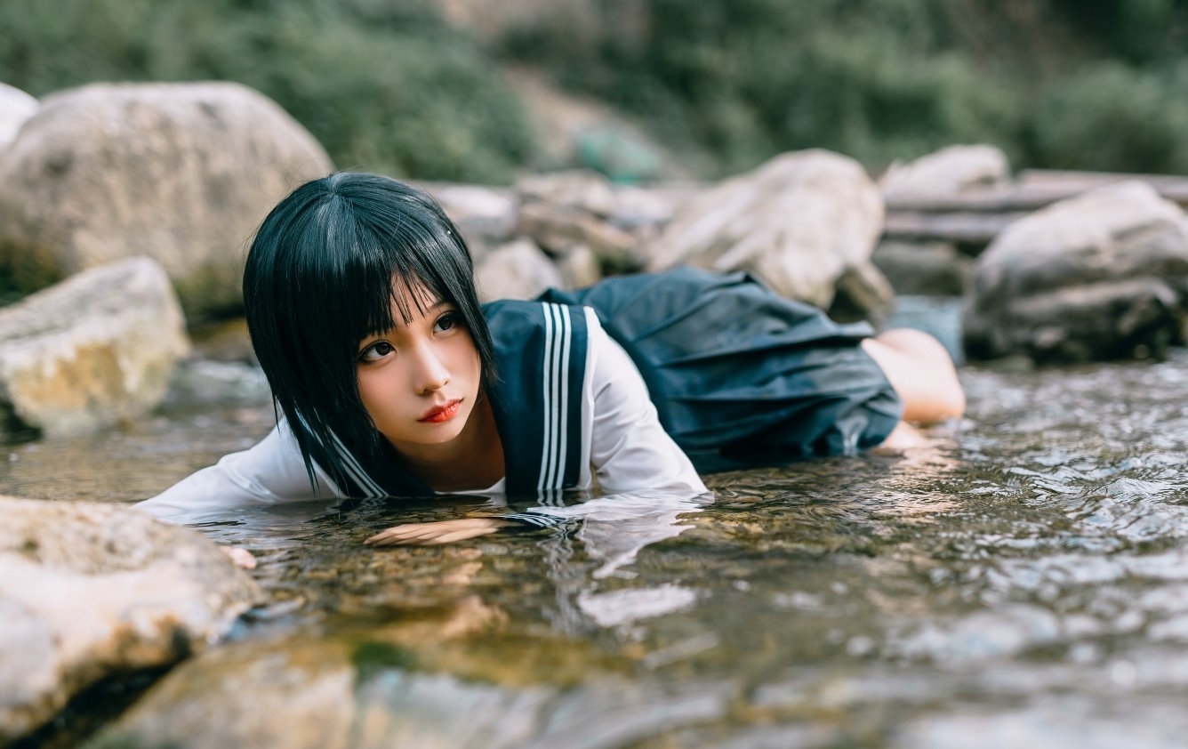 jk美少女身穿制服在溪水中戏水…… 