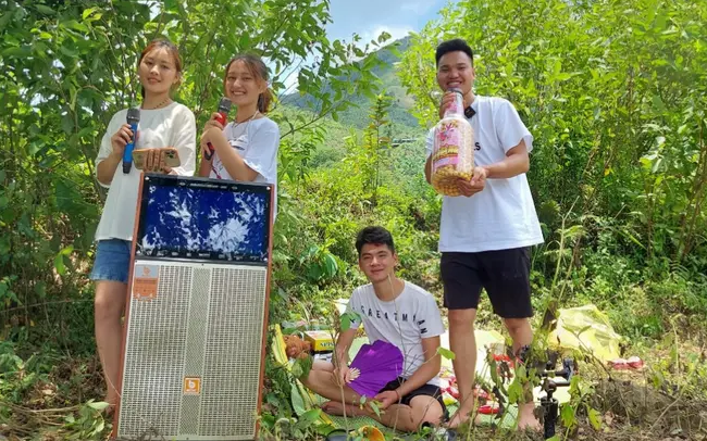 越南阿俊扛音响进山k歌,来听听唱的如何?