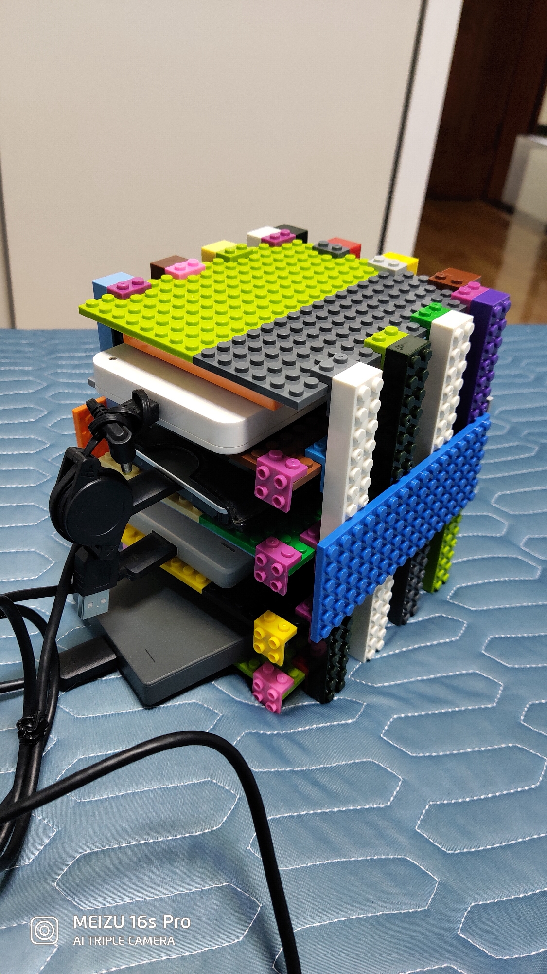 某宝买了两斤乐拼,自己diy了一个硬盘架