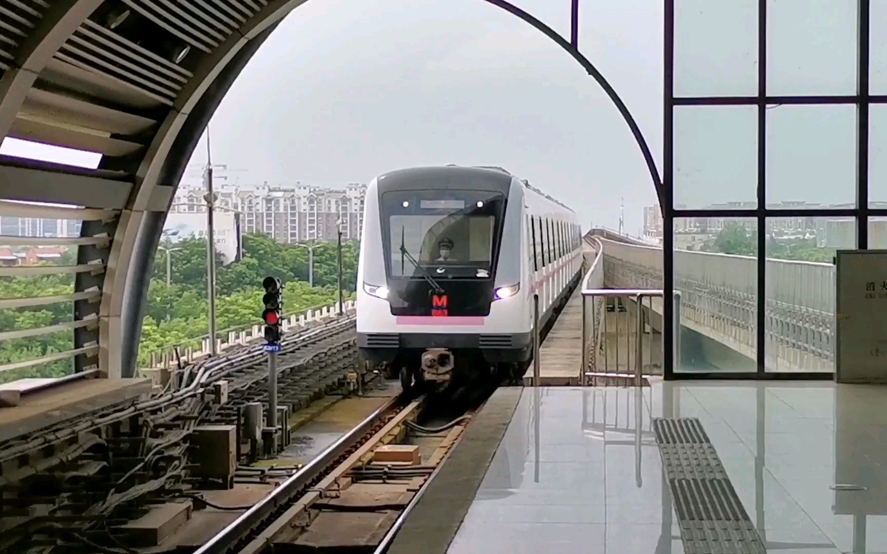 交通vlog武汉地铁2号线高架站列车进站