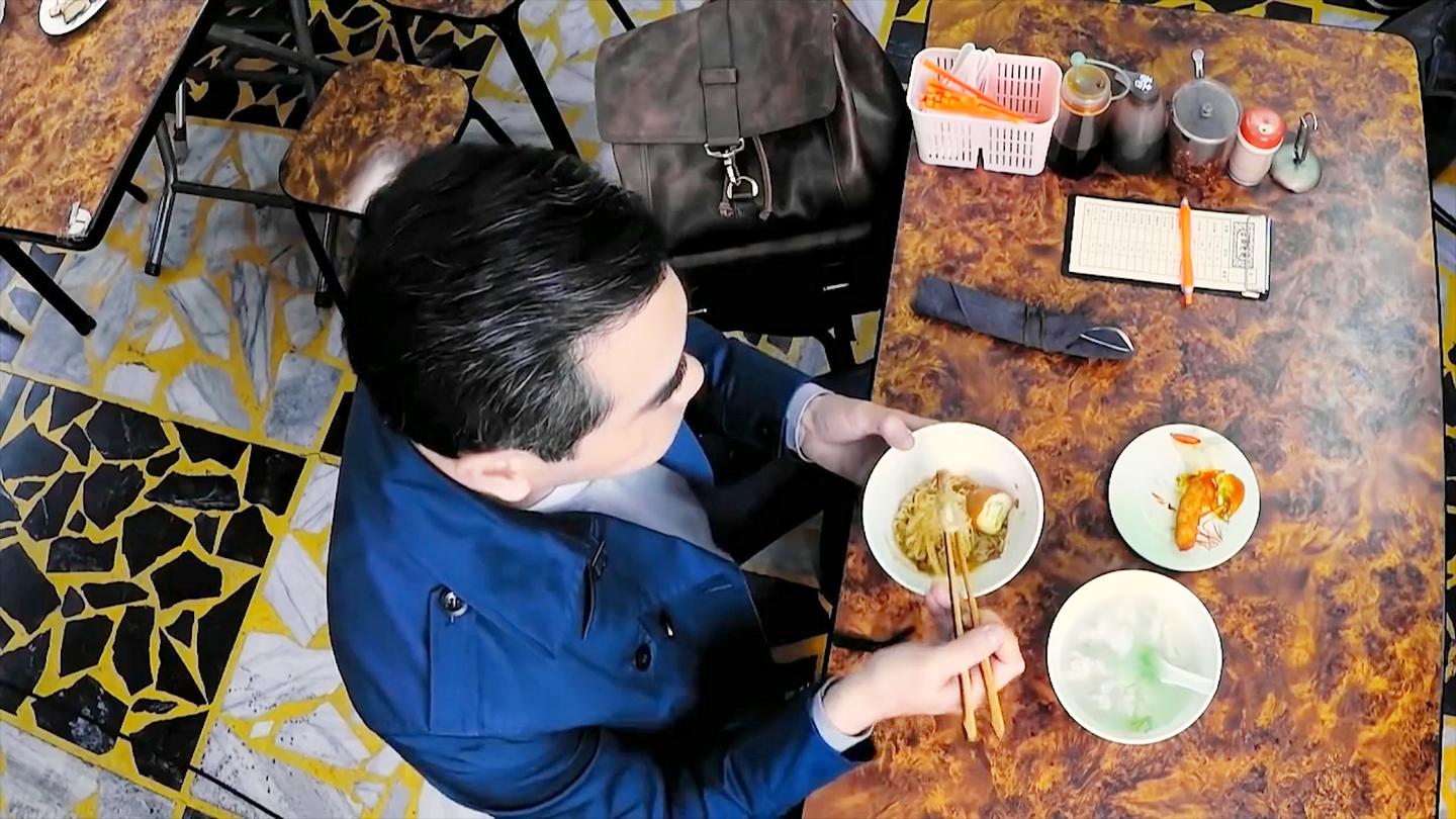 原来意面在这里还能吃一碗赠半碗, 大叔开动的时候, 愣是看饿了!