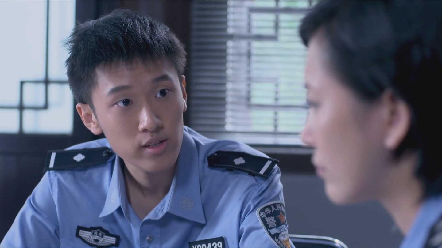 各个击破: 警方扫黄打非, 怎料意外发现抢劫犯照片, 引起警方重视