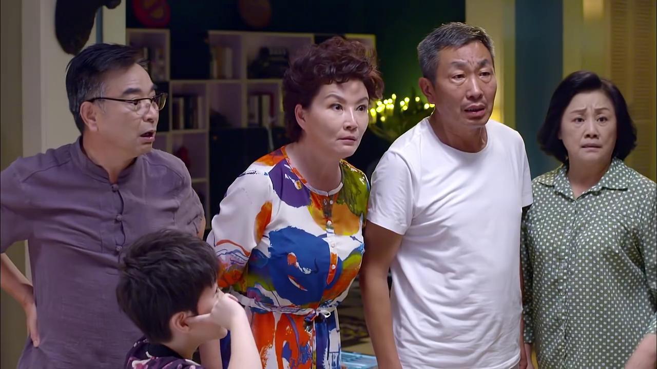淘气爷孙: 父亲教育孩子一句, 四个老人忍不了, 骂惨孩子他爸