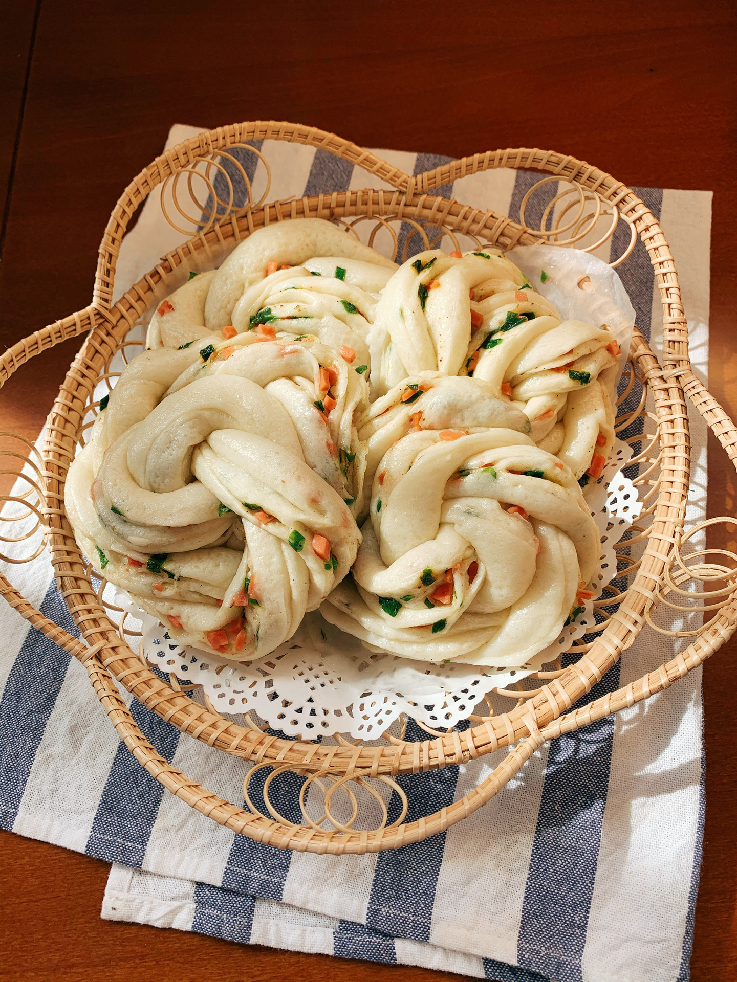 咬一口就会被征服的香葱火腿花卷