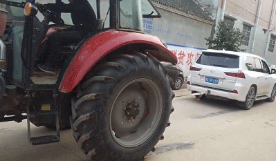 这拖拉机不太行本想拍个摄像小姐姐,结果一回头,吓尿了勾人魂魄健身房