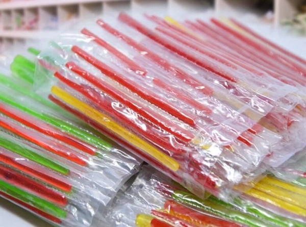 行了行了知道你们今天没心思上班,快来看看小时候吃过的零食.