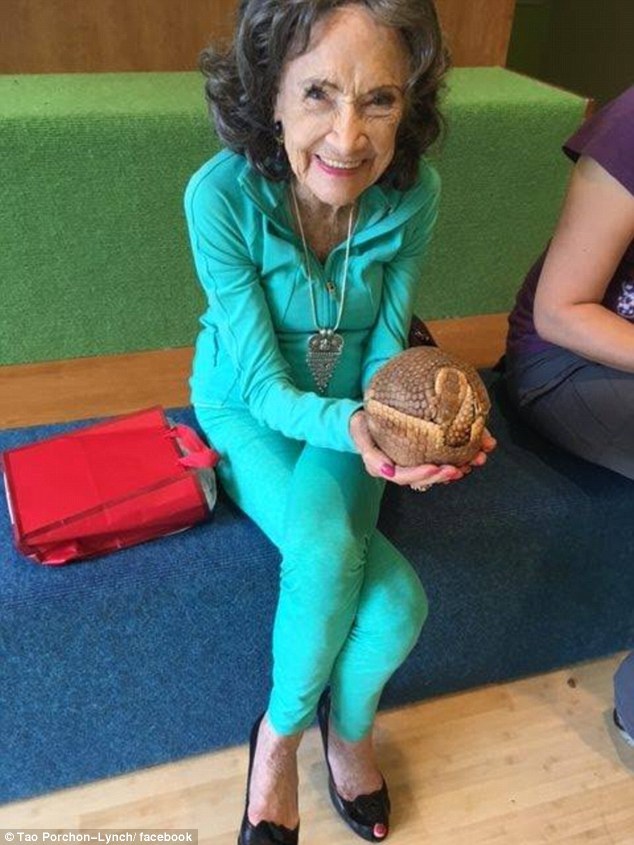 98岁瑜伽师身姿柔软似少女 称不应为吃而吃