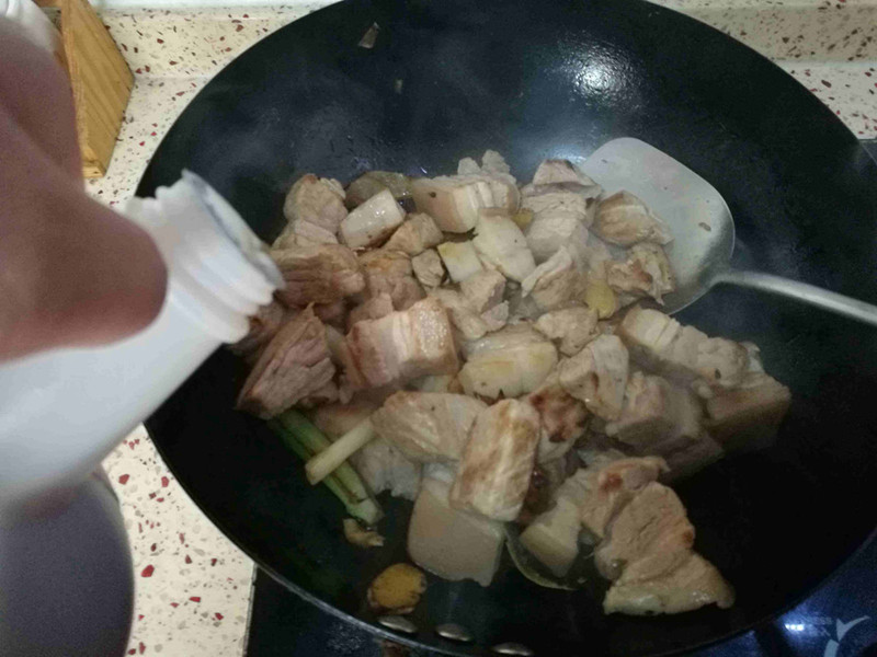 后面会说 洗干净,之后冷水如果煮沸后几分钟就可以捞出来 母猪肉的话
