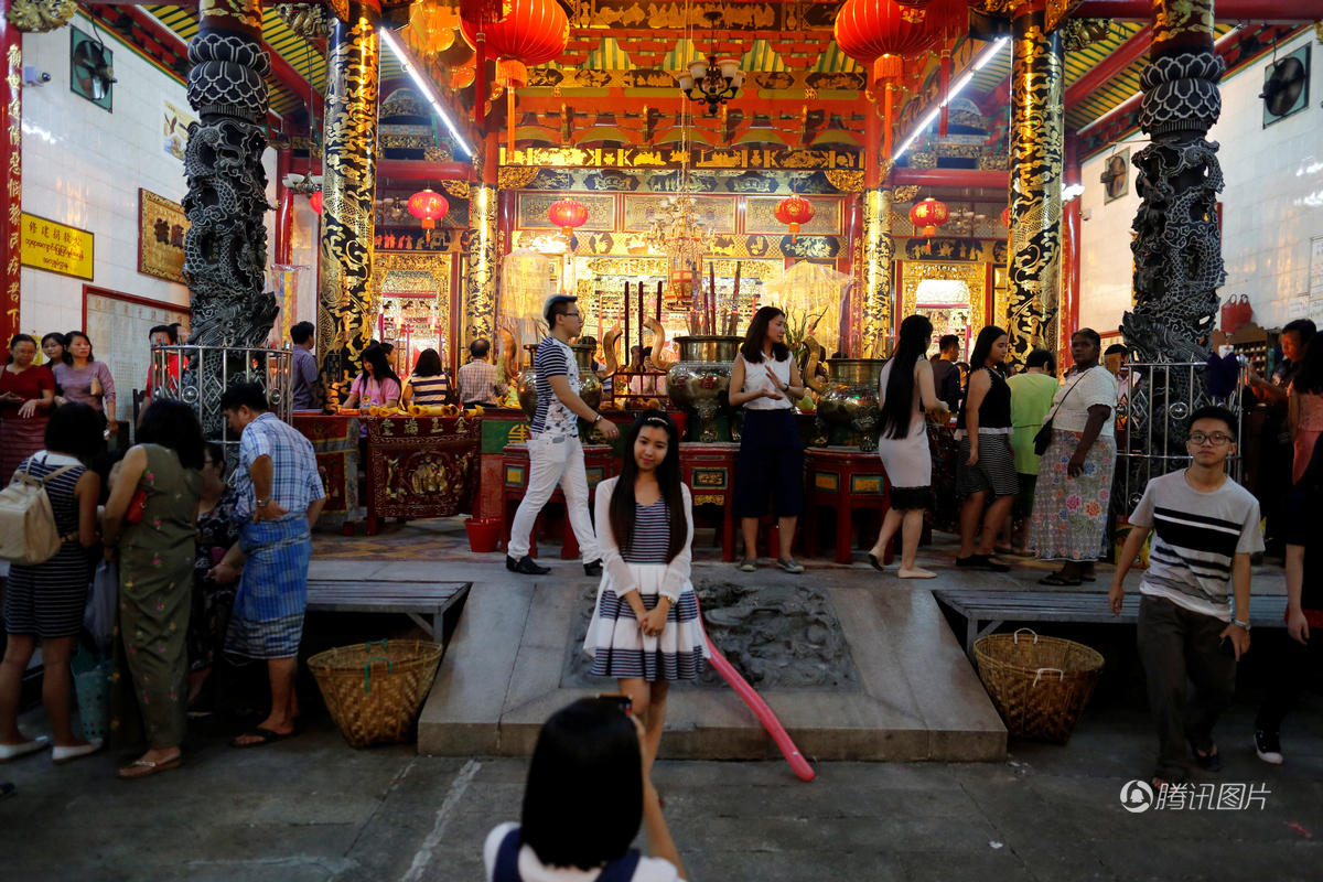 曼谷,香客在寺庙烧香.曼谷,一名妇女在佛寺烧香.泰国曼谷唐人街.