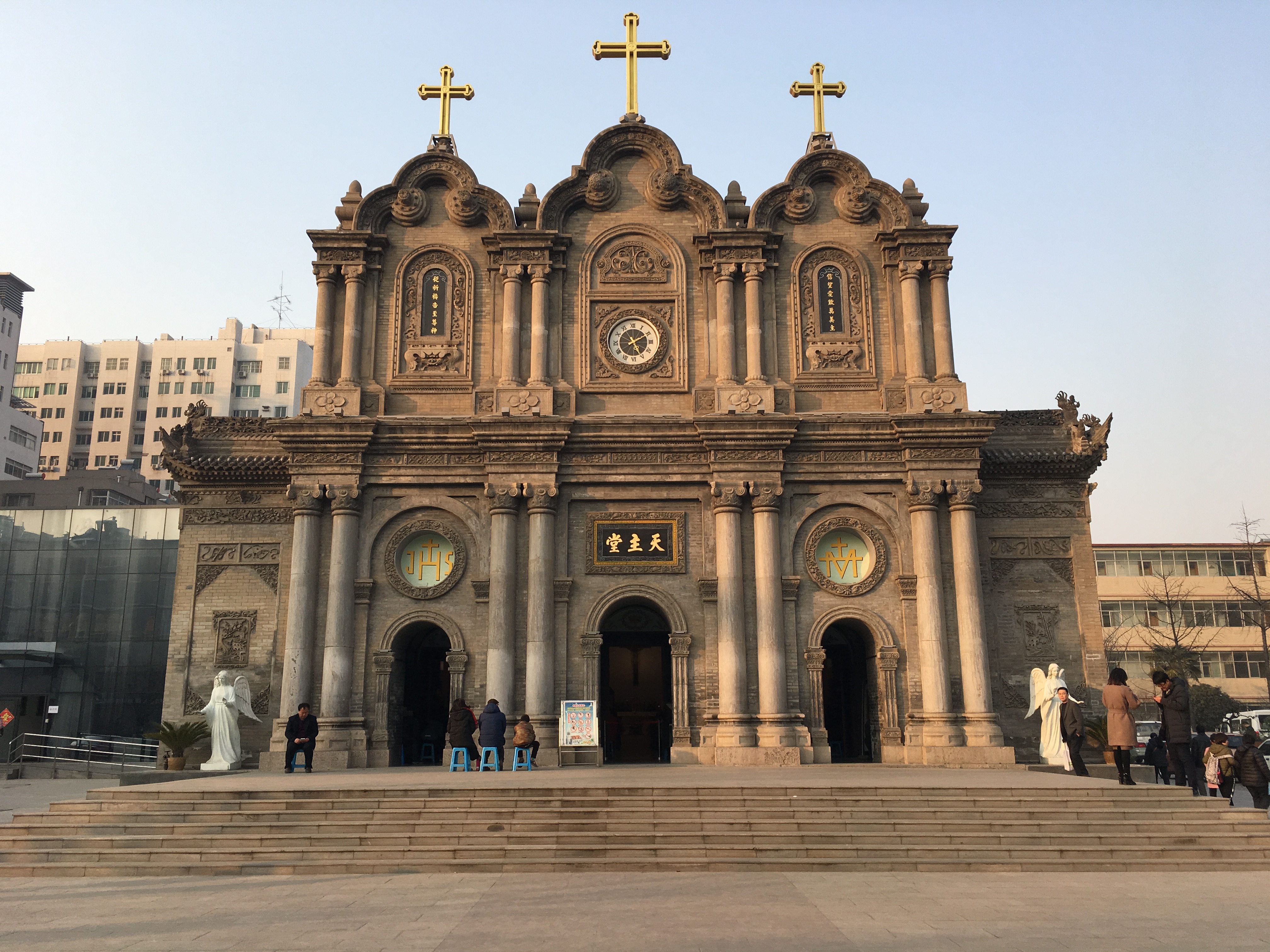 有一天闲着无聊,在家里上网,微信给推送了一张照片,就是五星街教堂的