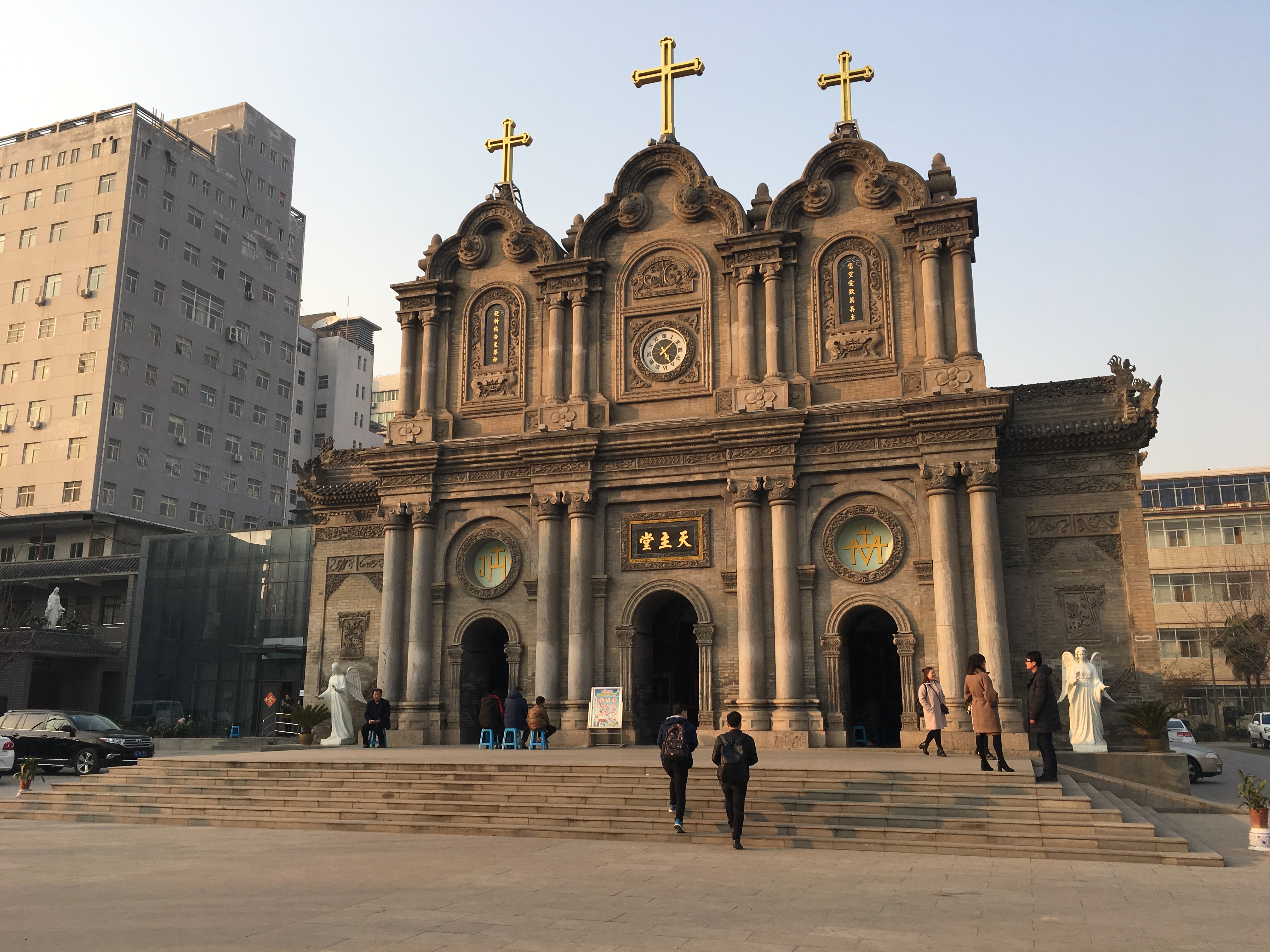 西安五星街教堂位于西安五星街,故称五星街教堂,又称天主教西安南堂