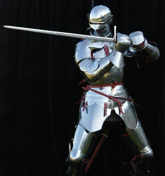 持握长剑的重甲战士