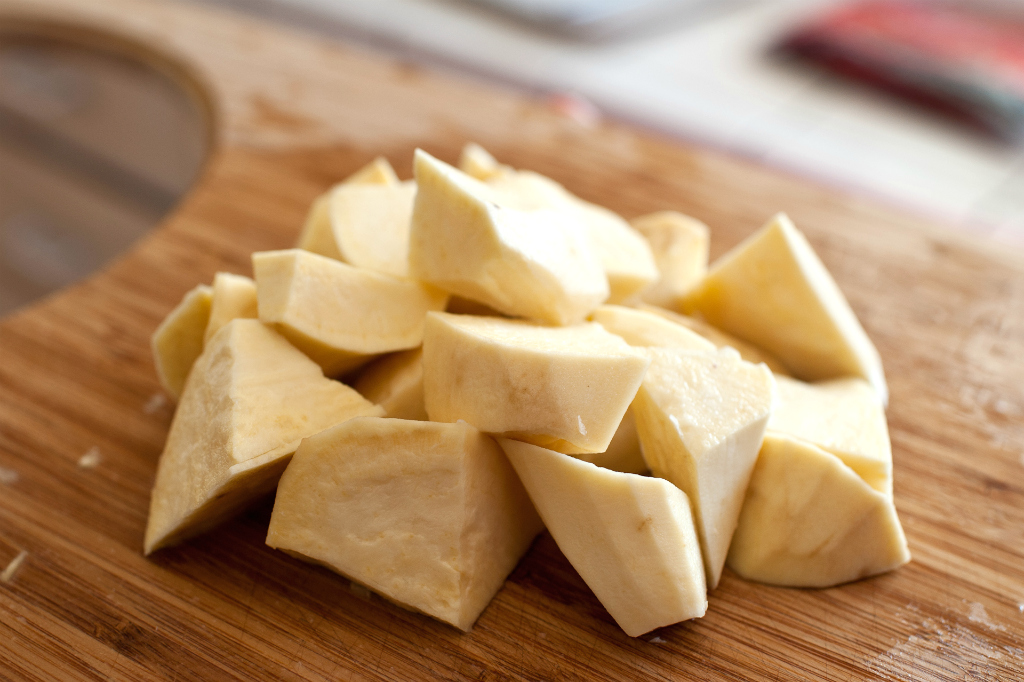 将腌好的子排沾满蒸肉粉,平铺在地瓜块上,电锅或蒸锅蒸约40分钟即可.