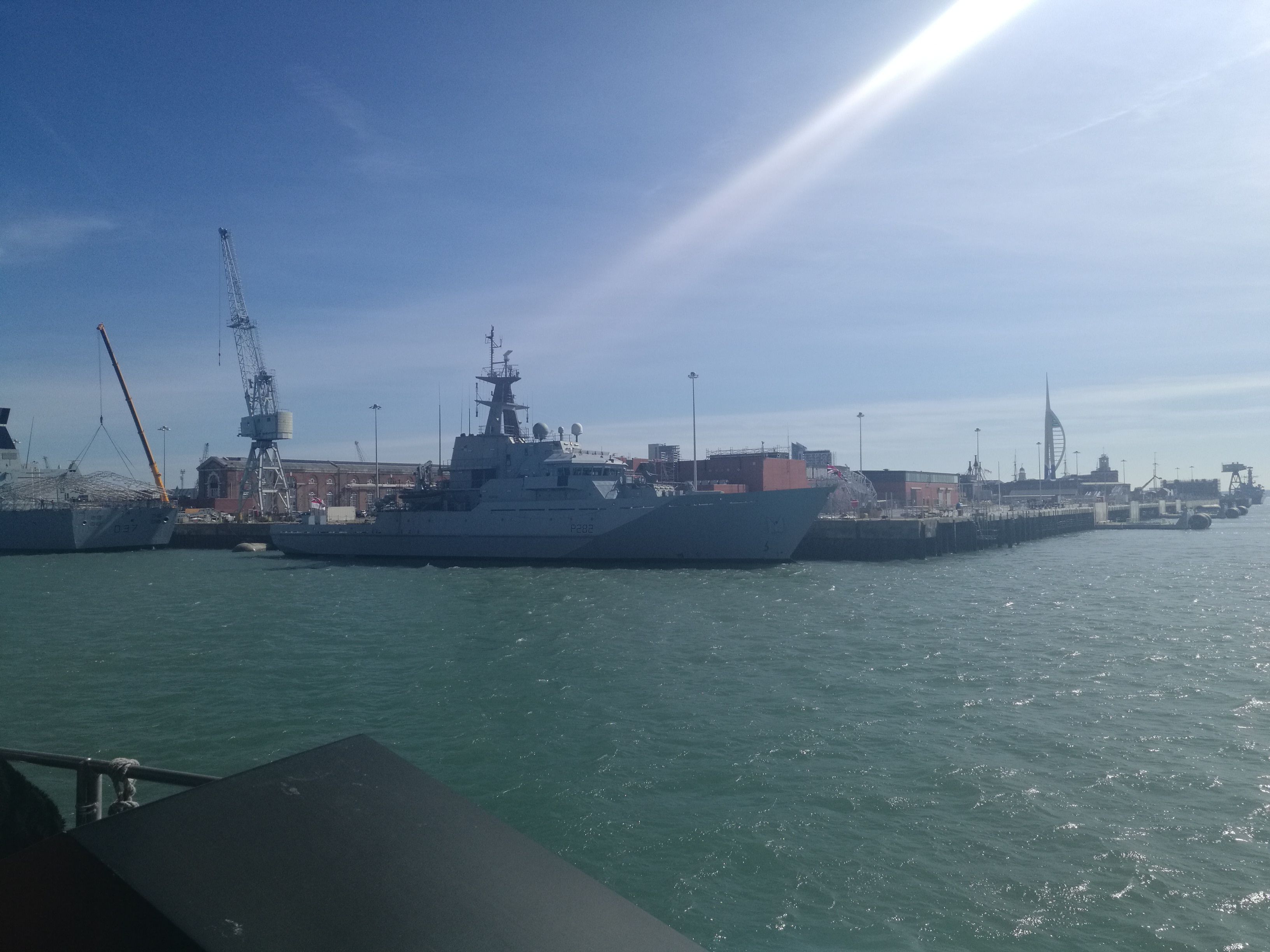 這是一艘小型河級巡邏艦,hms severn,賽文河號