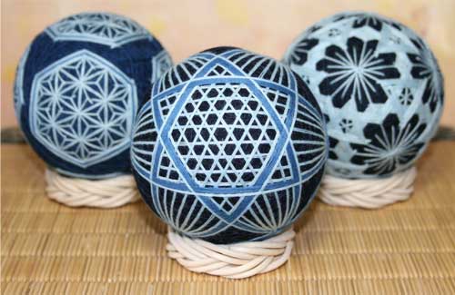 仅仅只有蓝色的线缠绕绣出图案的手鞠,很庄重手鞠球做的饰品手鞠球