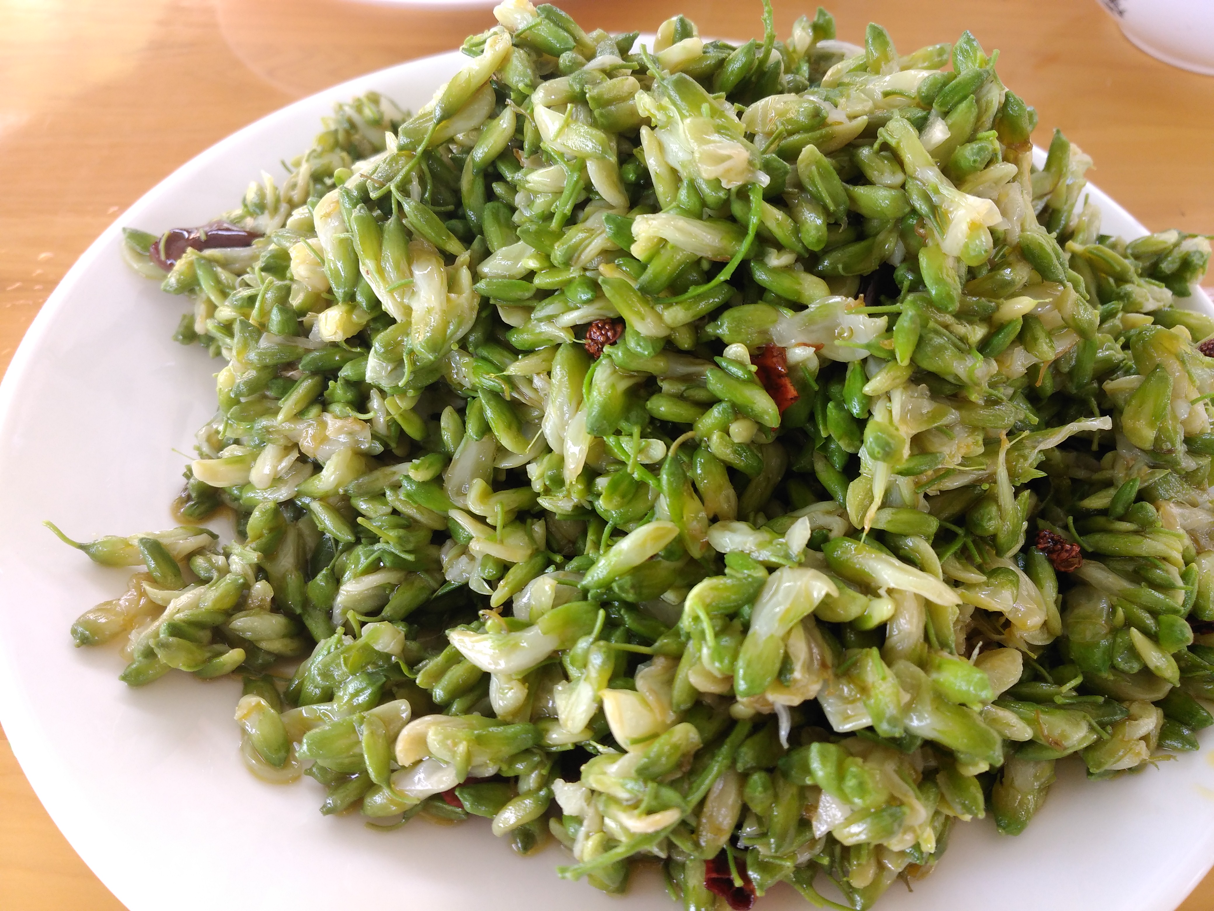 挥动一丈神兵上山获取新鲜槐花做一碗好吃的槐花饭