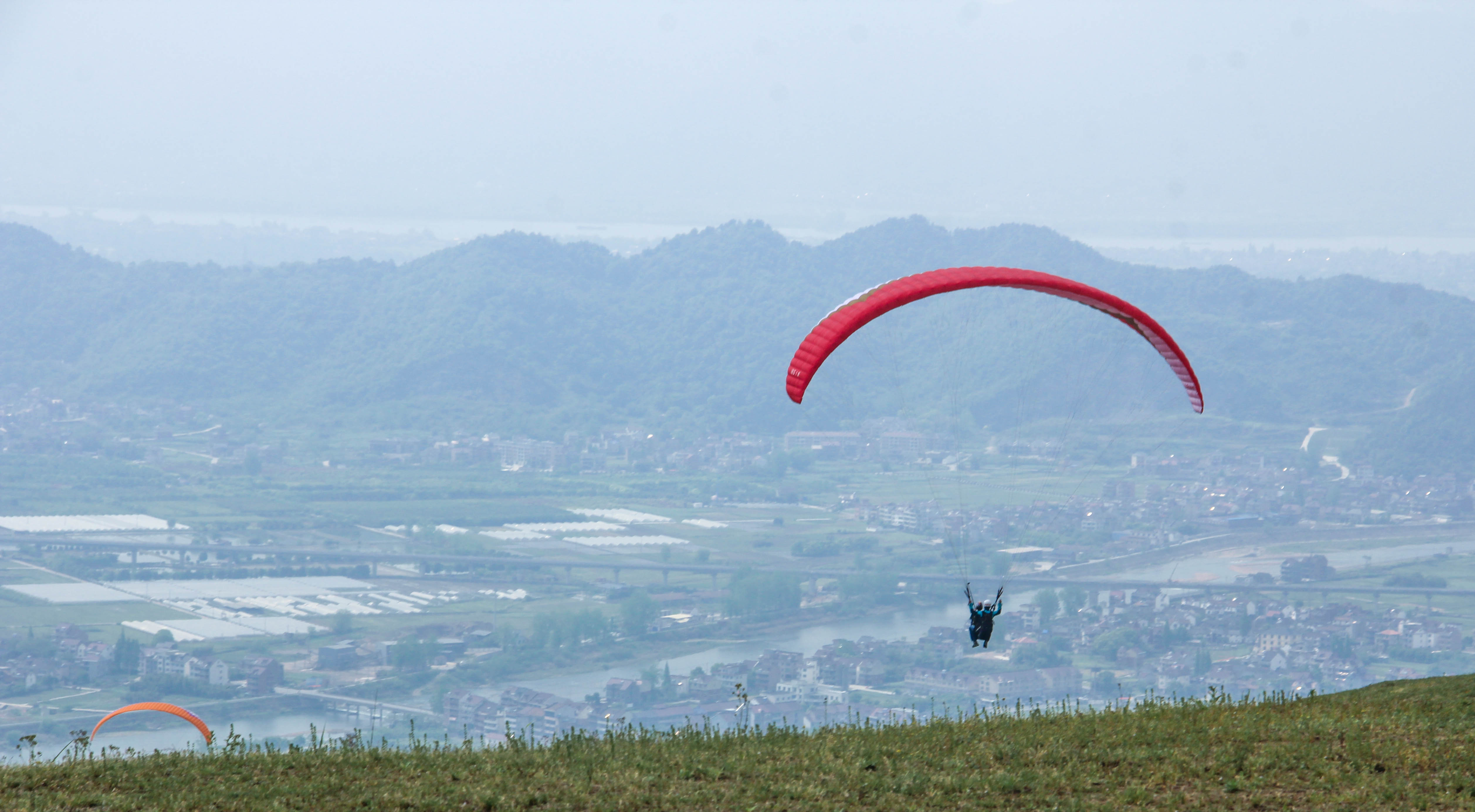 天气又晴好的一个周六,和几个公司同事一起到永安山的滑翔伞基地野营