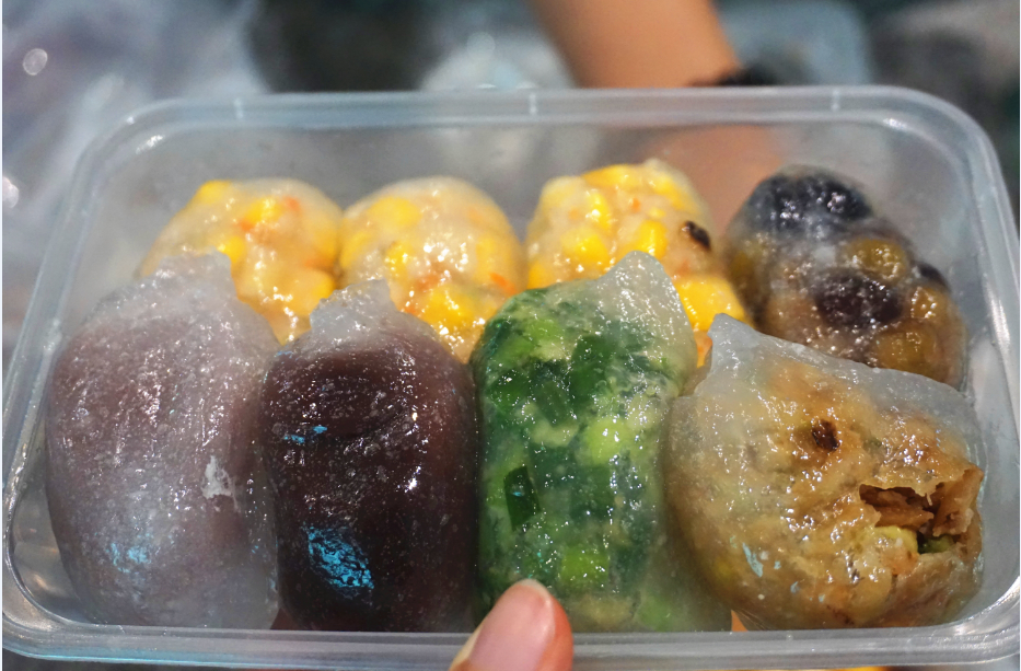 打车去打包了水晶粿,买了一盒水果匆匆去机场了.