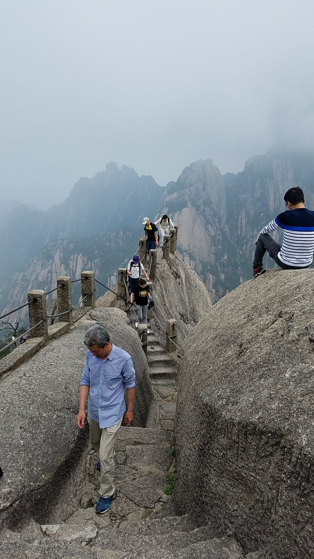 過了天橋之後,往上走就是天都峰終極殺器:鯽魚背.