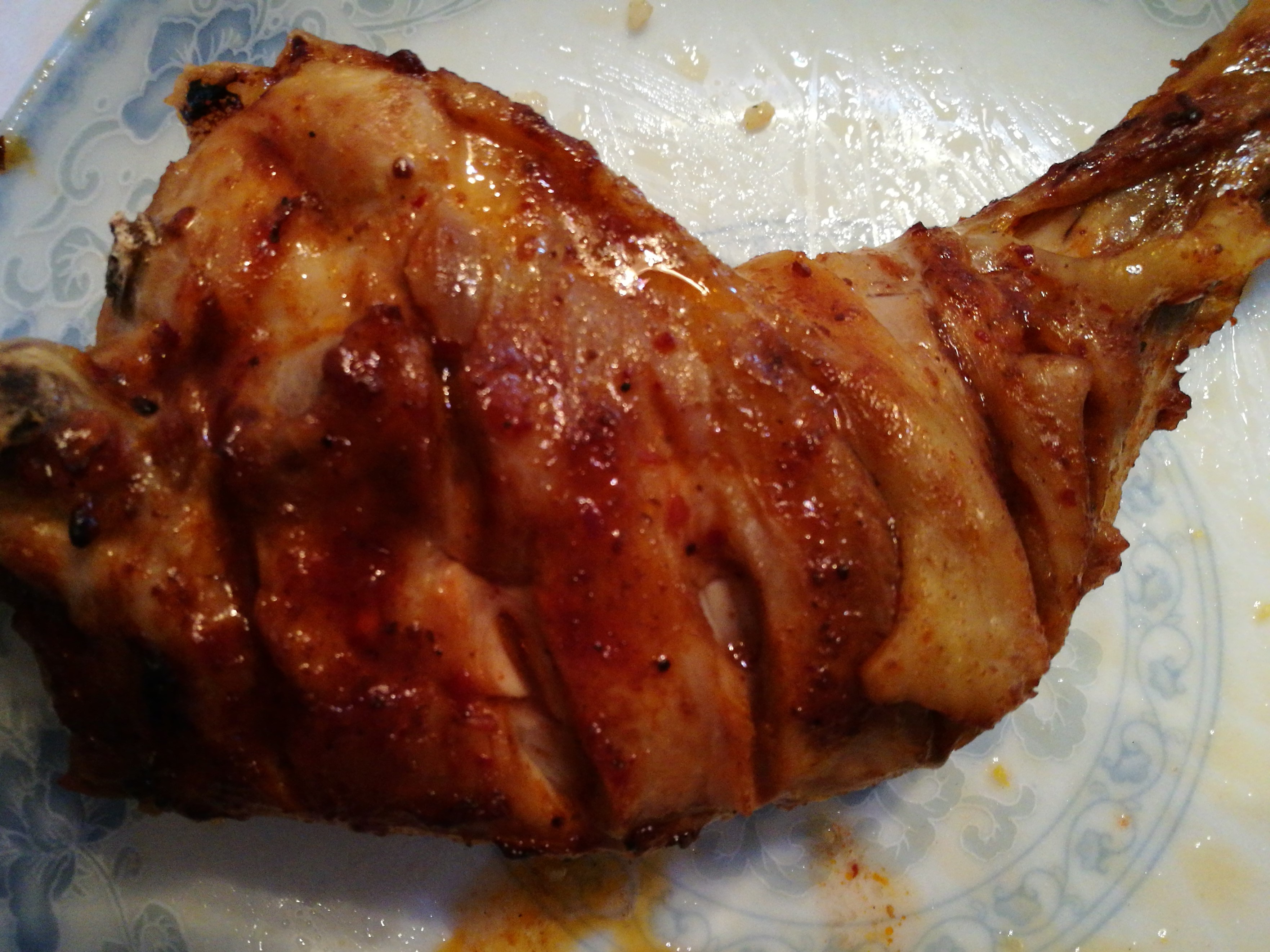 选取鸡大腿上半部分烤的,看着好像鸡排,烤酱多放了一点,oh man,这个