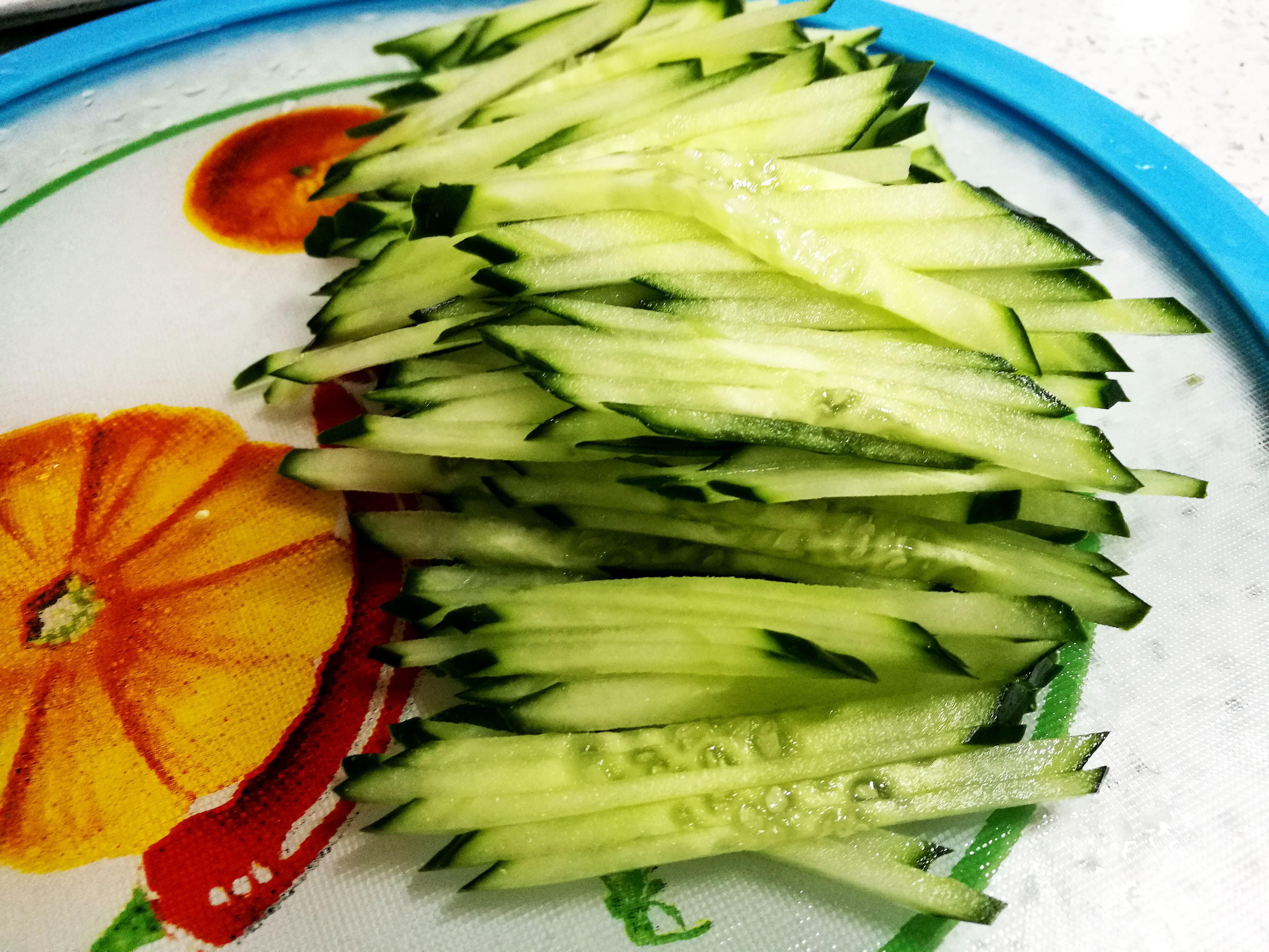 切丝~怎么样,刀工还可以吧.