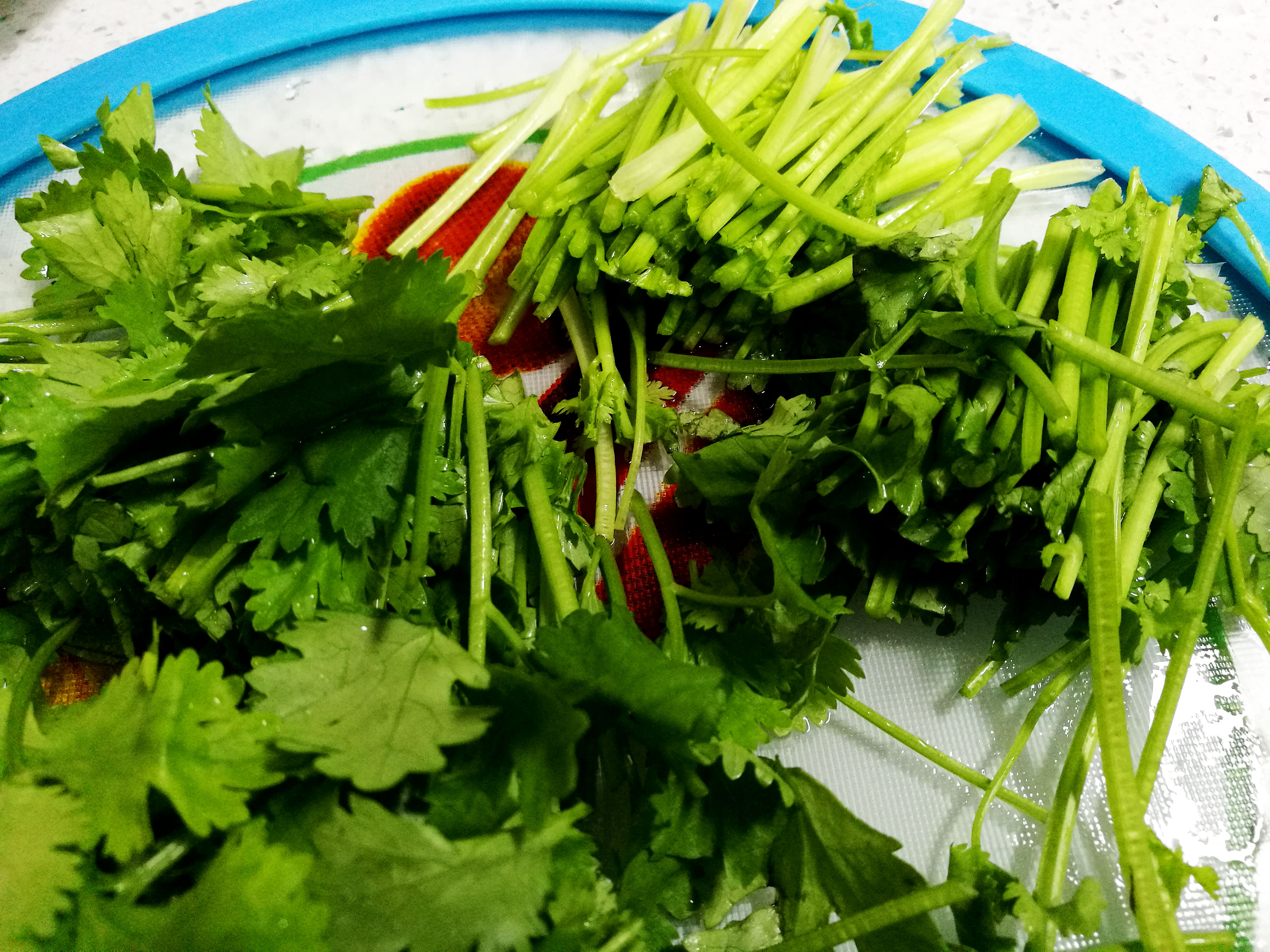 香菜切段,跟黄瓜丝差不多长就行