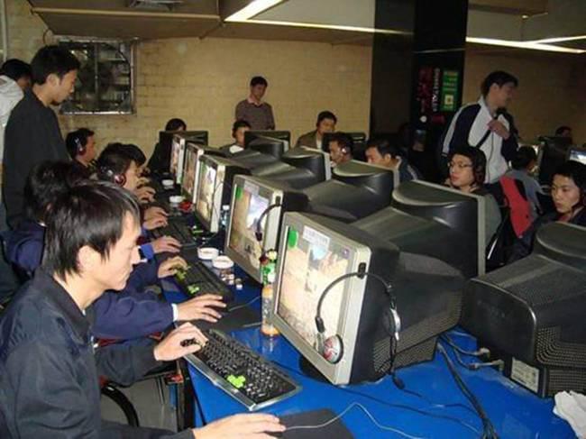 当年的网吧一片cs的痕迹