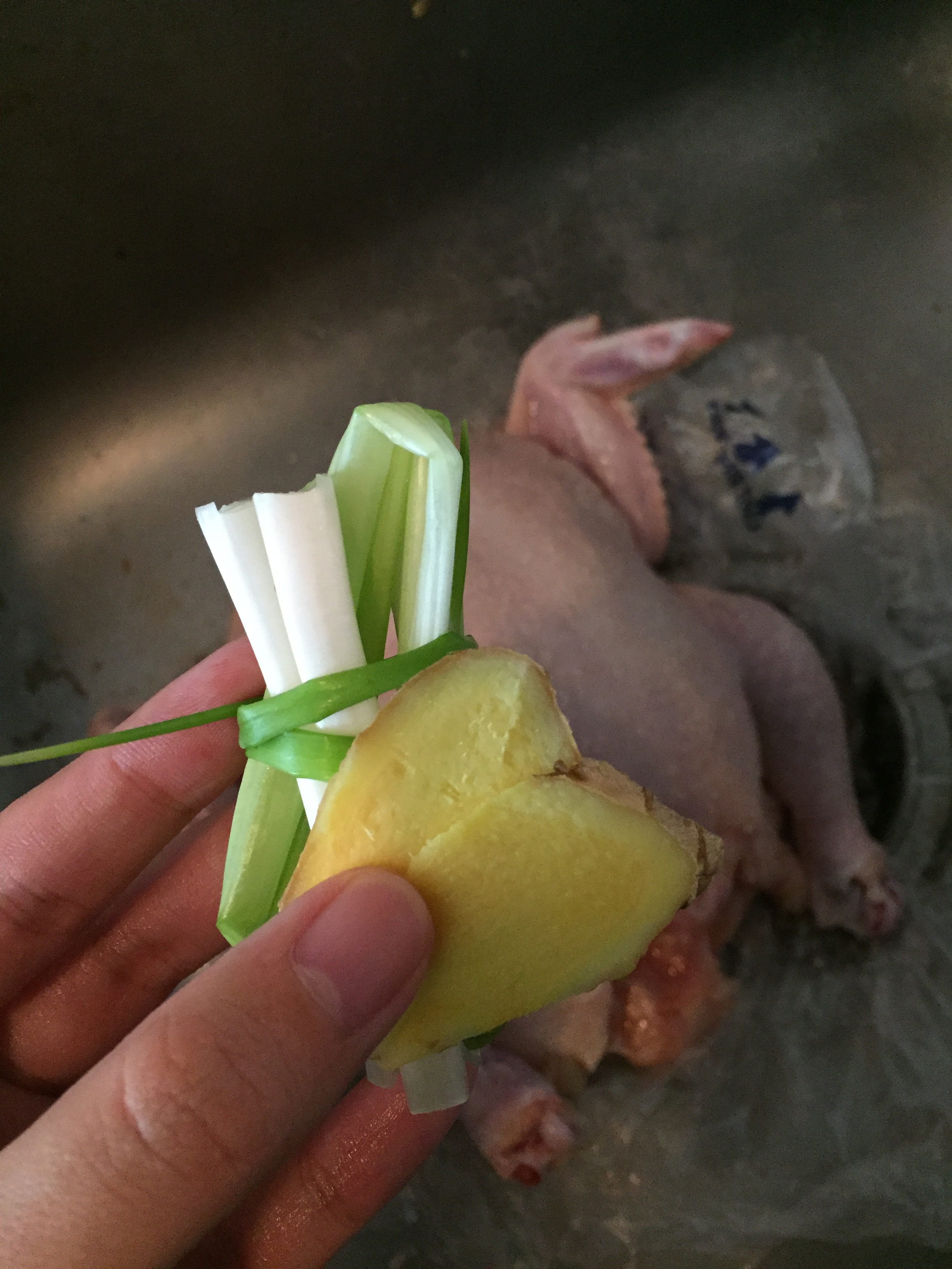 生姜片,葱结,塞到肚子里去,提味.