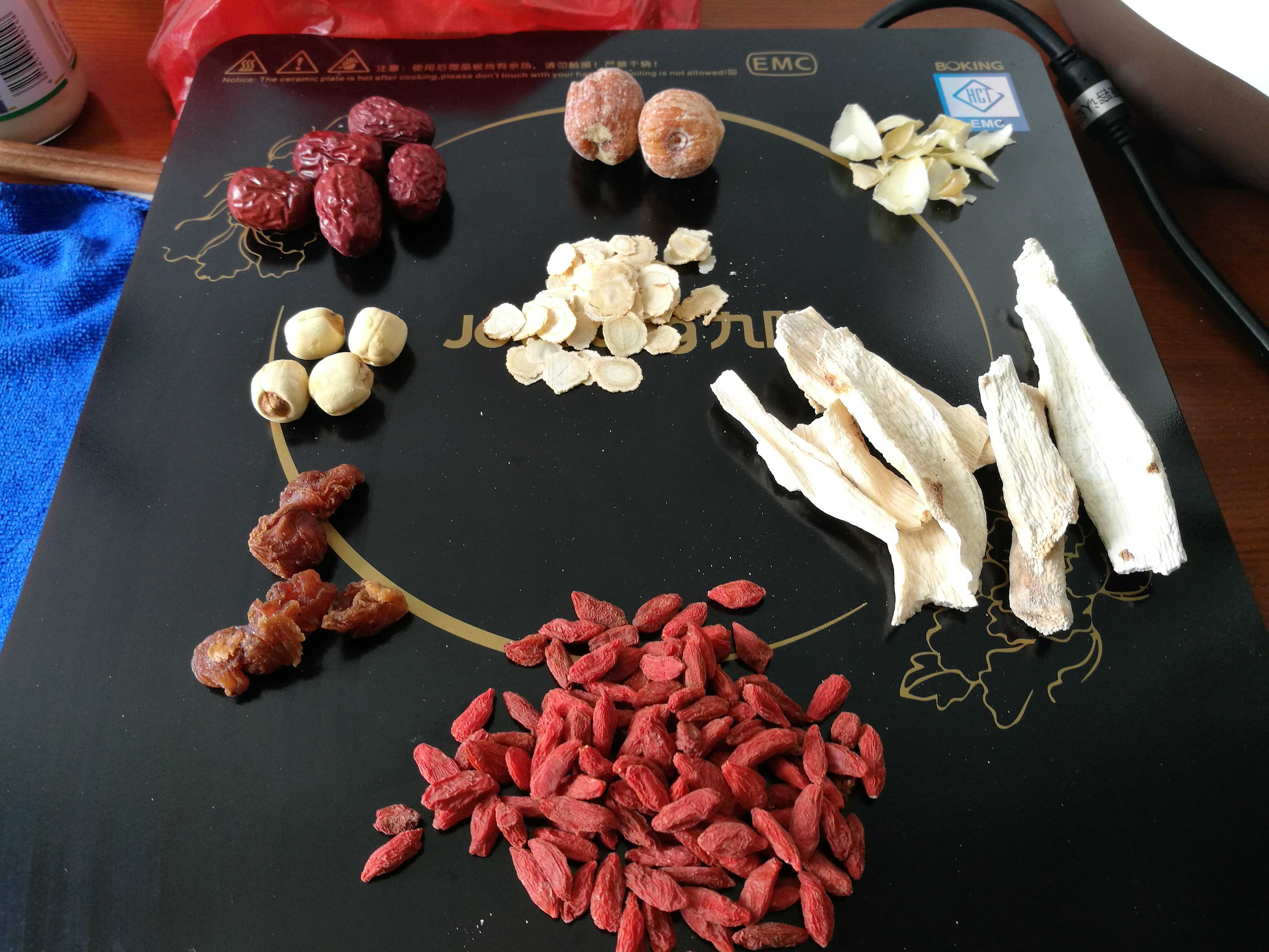 材料(生姜,人参,百合,莲子,玉竹,枸杞,红枣,蜜枣,山药,桂圆,鸡肉)《参