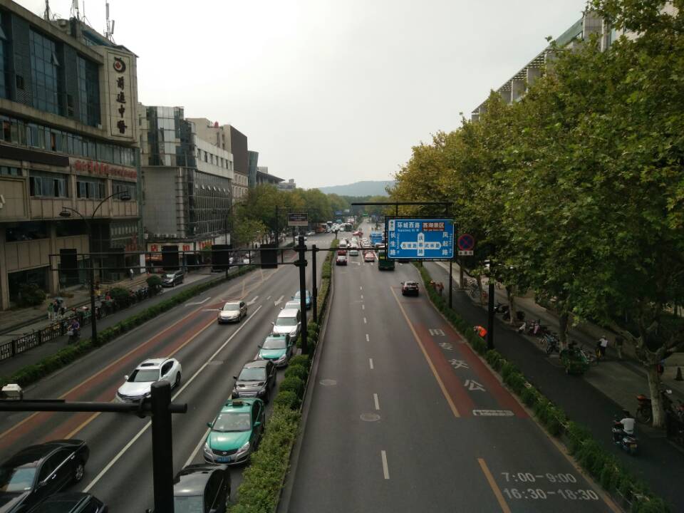 庆春路是杭州市区的主干道,从来就有"市区堵不堵,看看庆春路"的名号.