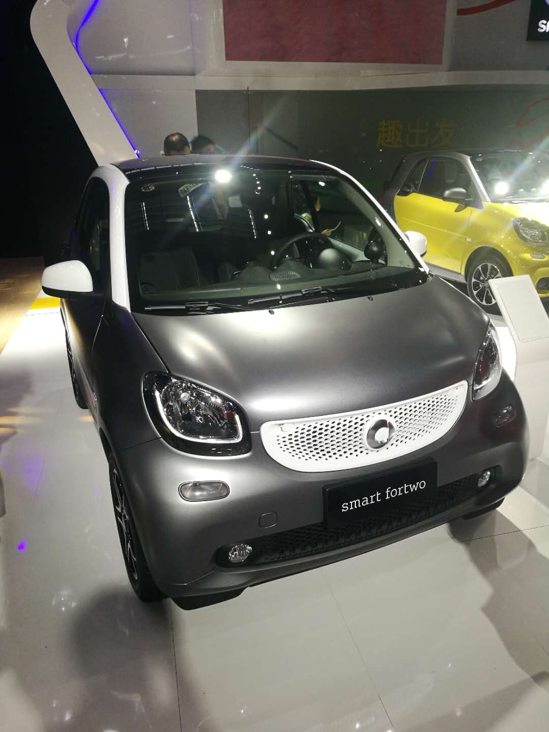 这种磨砂金属色的smart,总感觉像是一部假车.