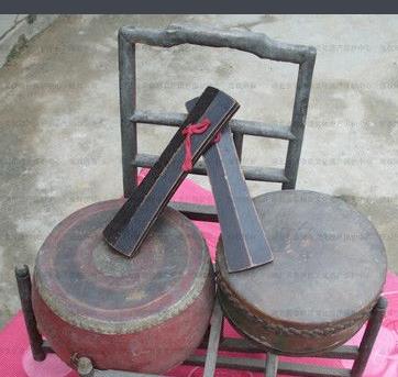 而之后,则是用 鼓板代替了麾的作用,直到现在,在 京剧, 昆剧, 越剧中
