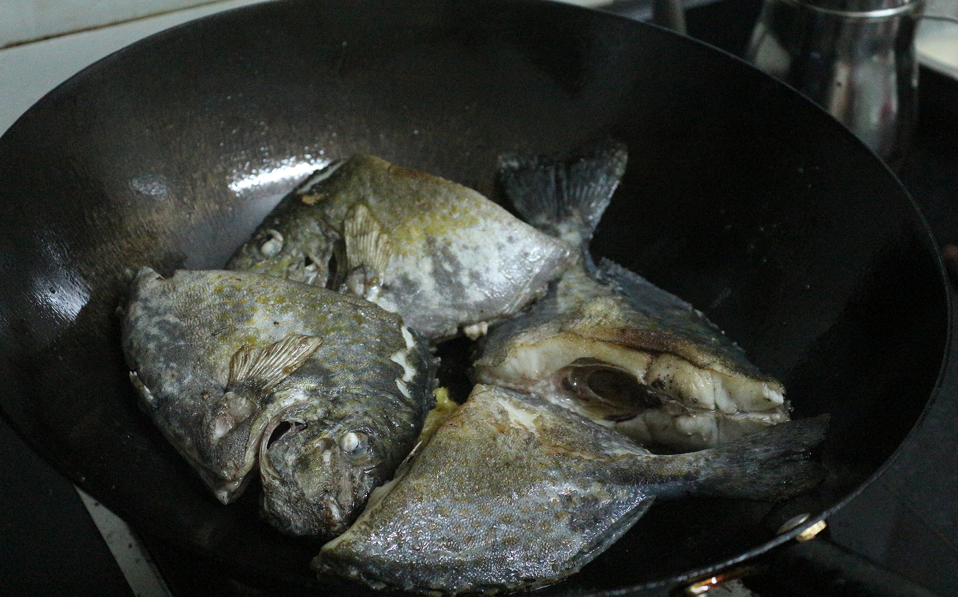 本地叫金鼓(像金鼓鱼)芒(本地蓝子鱼叫泥芒),百科上好像是点篮子鱼