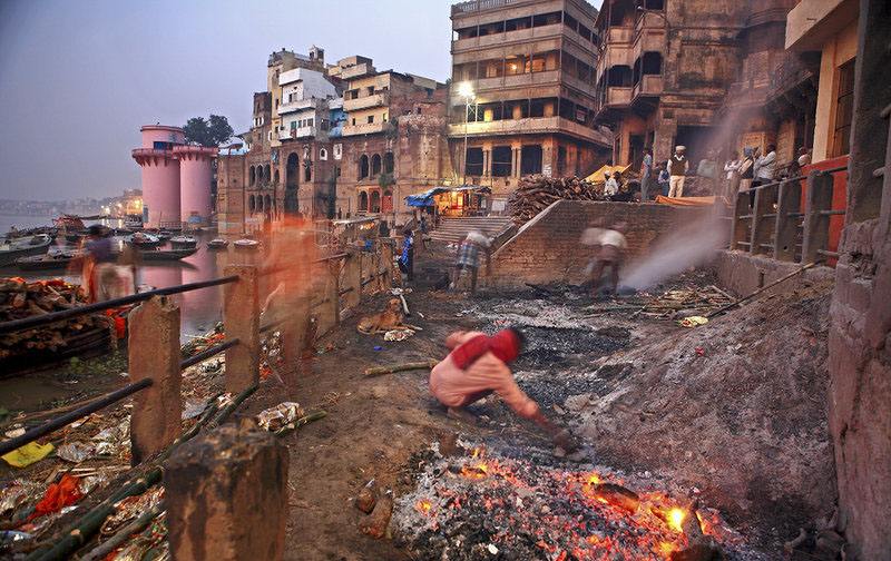 印度恒河烧尸图片图片