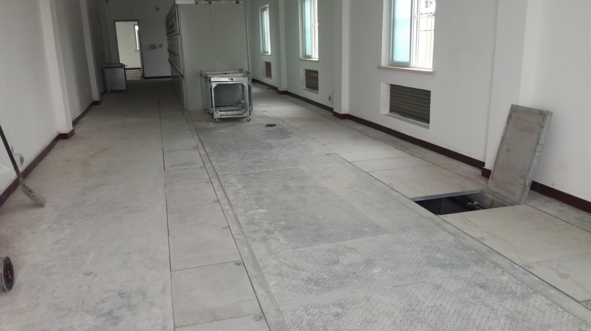 主控制室内,打开的盖板下面是电缆沟道.