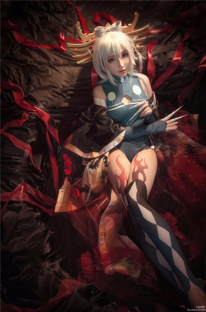 而这套cos是洛天依的一个经典形象妲己,coser的身材非常美,还原度很高