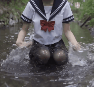 妹子,这水这么脏,就不要玩了,瞧把丝袜都打湿了.每周沙雕图623