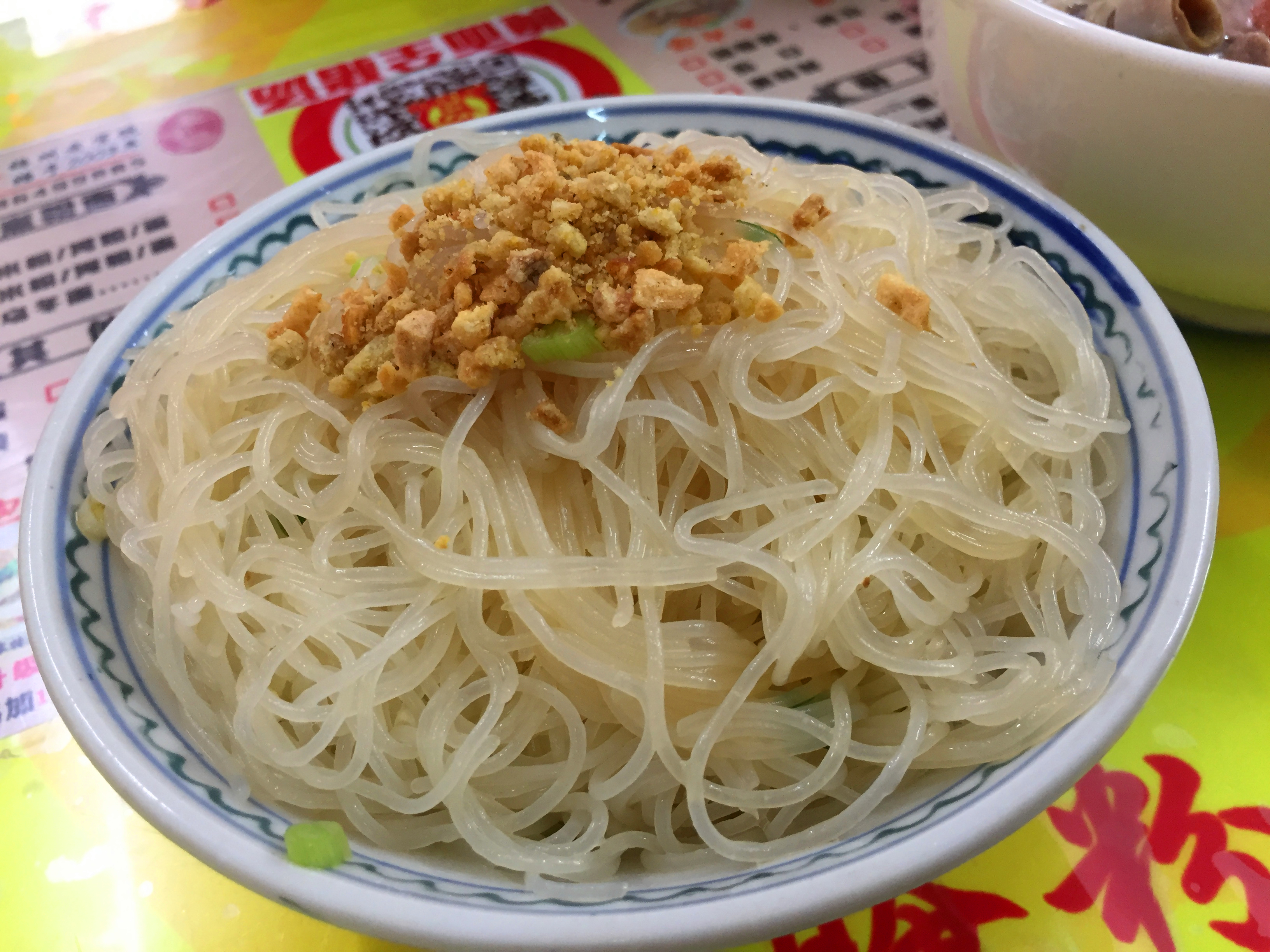 腌面,跟腌粉差不多蛋抱饺,其实就是小煎饺 煎蛋,煎饺和蛋还是分开的