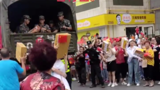 世界上最和谐的军民关系~我们是来抗灾的不是来进货的