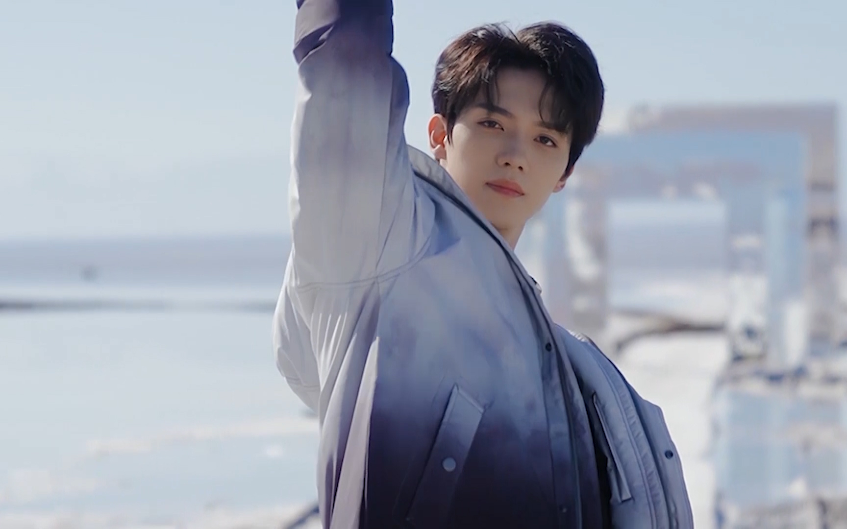 罗一舟帅气助阵茶卡盐湖大秀 井胧全黑look潮范十足