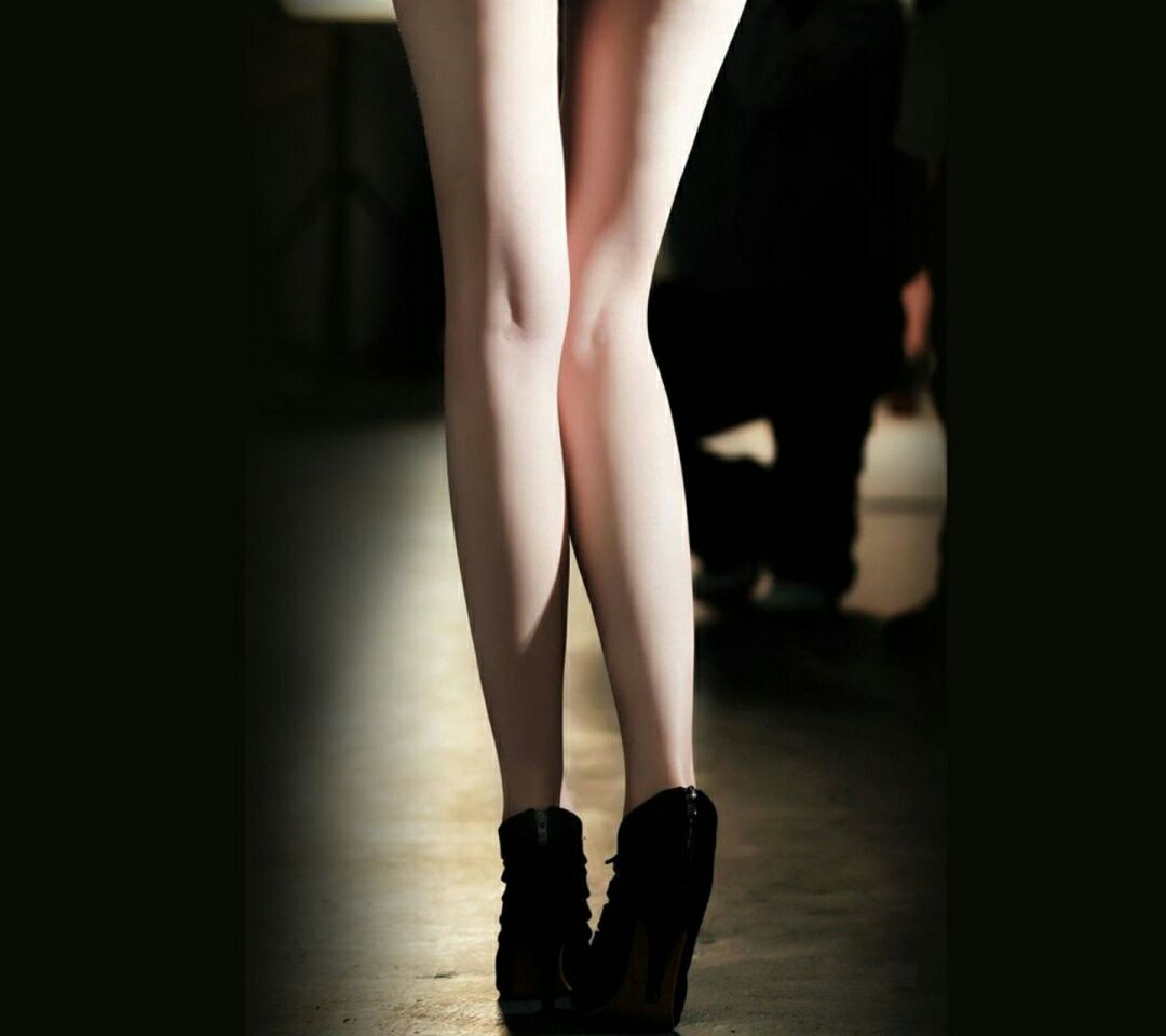Большой живот и худые ноги. Красивые худые женские ноги. Тонкие икры у девушки. Тонкие ноги у девушек. Тонкие ножки.