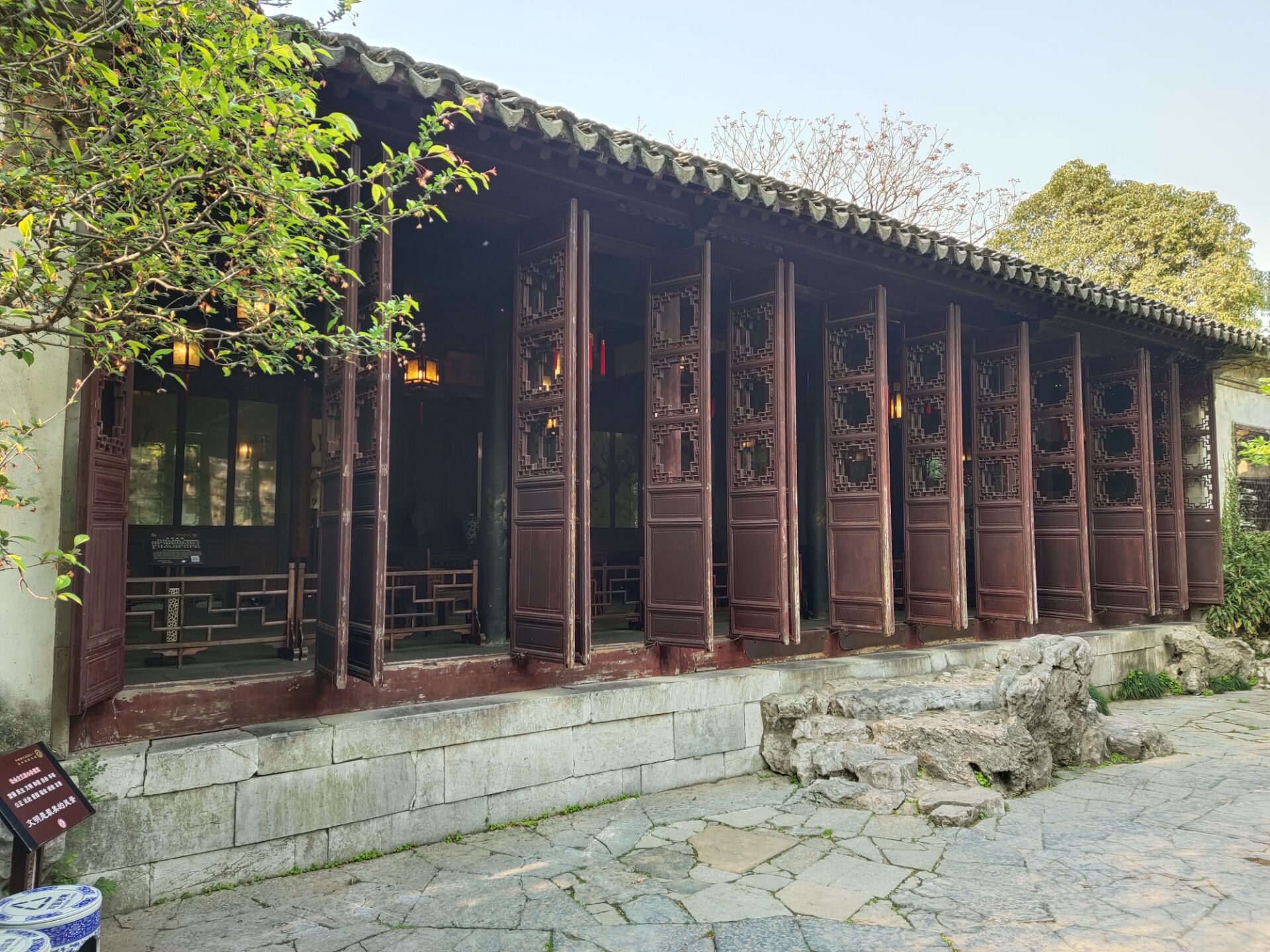 五峰仙馆基址为原徐氏后乐堂,经刘恕扩建改名传经堂,盛氏得园后改名