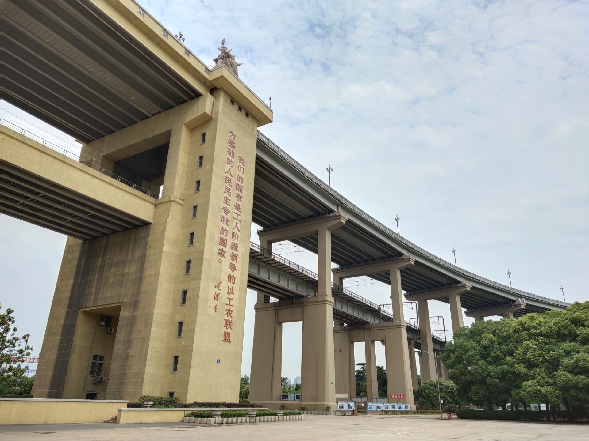 奔走在南京閱江樓長江大橋