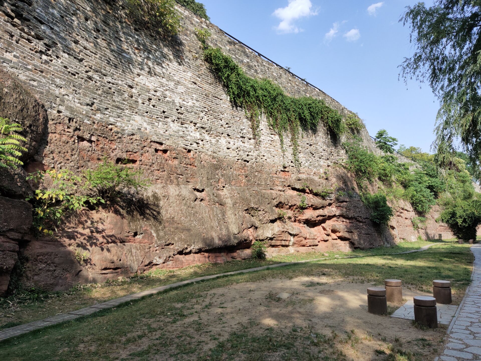 奔走在南京愚园清凉山石头城