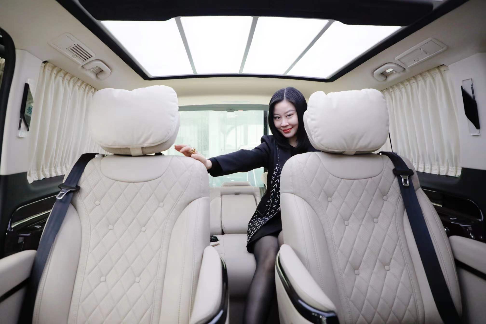 40多万的奔驰保姆车!迈巴赫风格内饰太奢华,配置竟不输埃尔法?