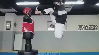 在她们凌厉的眼神中我能看出来这一脚是致命的