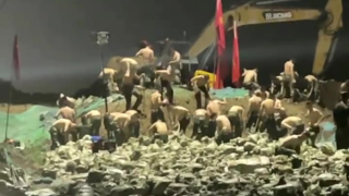 武警官兵在河南新乡奋战,无人机系留照明系统在夜间提供大范围照明