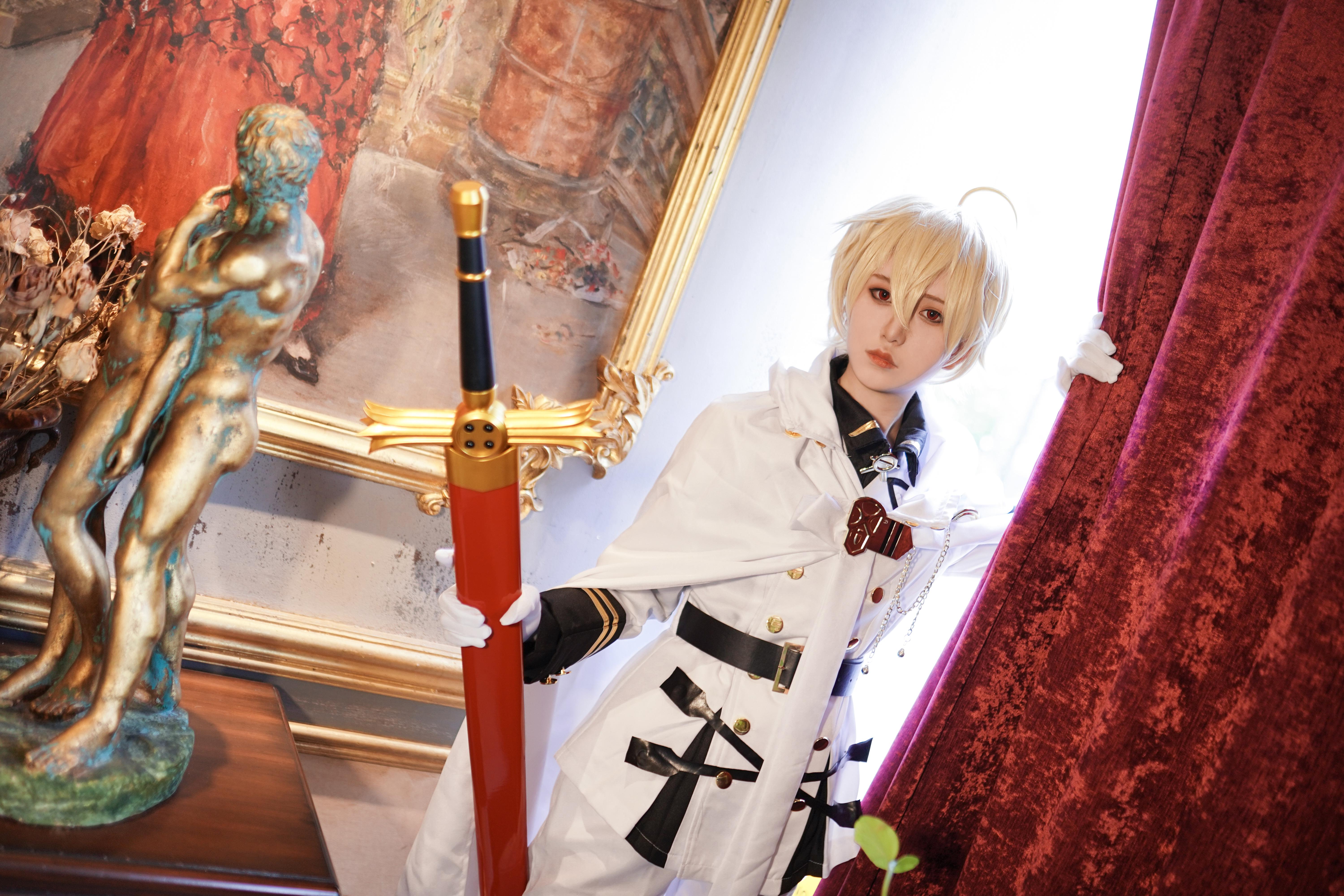 今天给大家分享的cosplay作品cos的原型是来自动漫《终结的炽天使》中