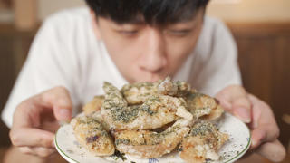 世界上最好吃的炸鸡翅,帅小伙尝试制作,味道太香了吧!