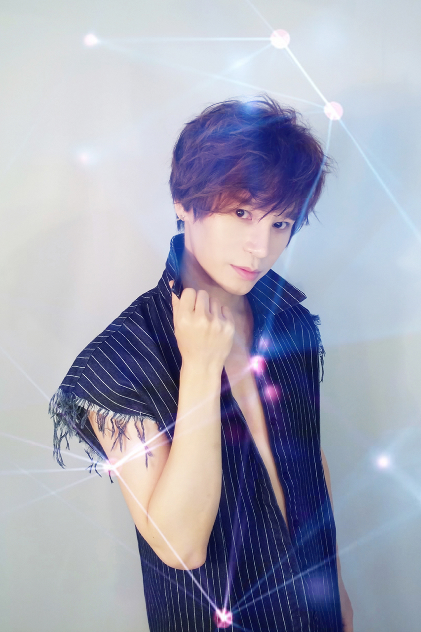 天天陈奕天蓝色牛仔马甲写真